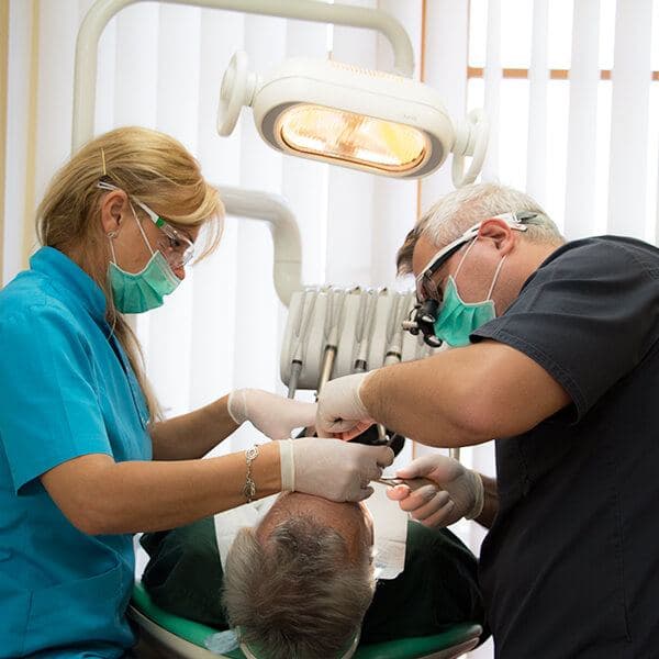 Rosengarten Weiss Dental - Zahnklinik Sopron, Ungarn — Sopron, Hungary