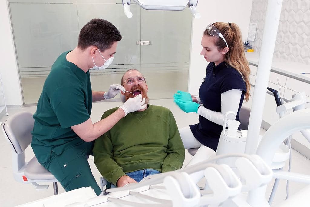 Zahnimplantat Ungarn Sofortimplantat | Stiftung Zahnärzte für Lächeln — Sopron, Hungary
