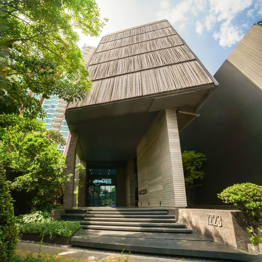 SmileBox Dental Clinic Thonglor Sukhumvit คลินิกทันตกรรมสไมล์บ็อกซ์ ทองหล่อ สุขุมวิท — Bangkok, Thailand