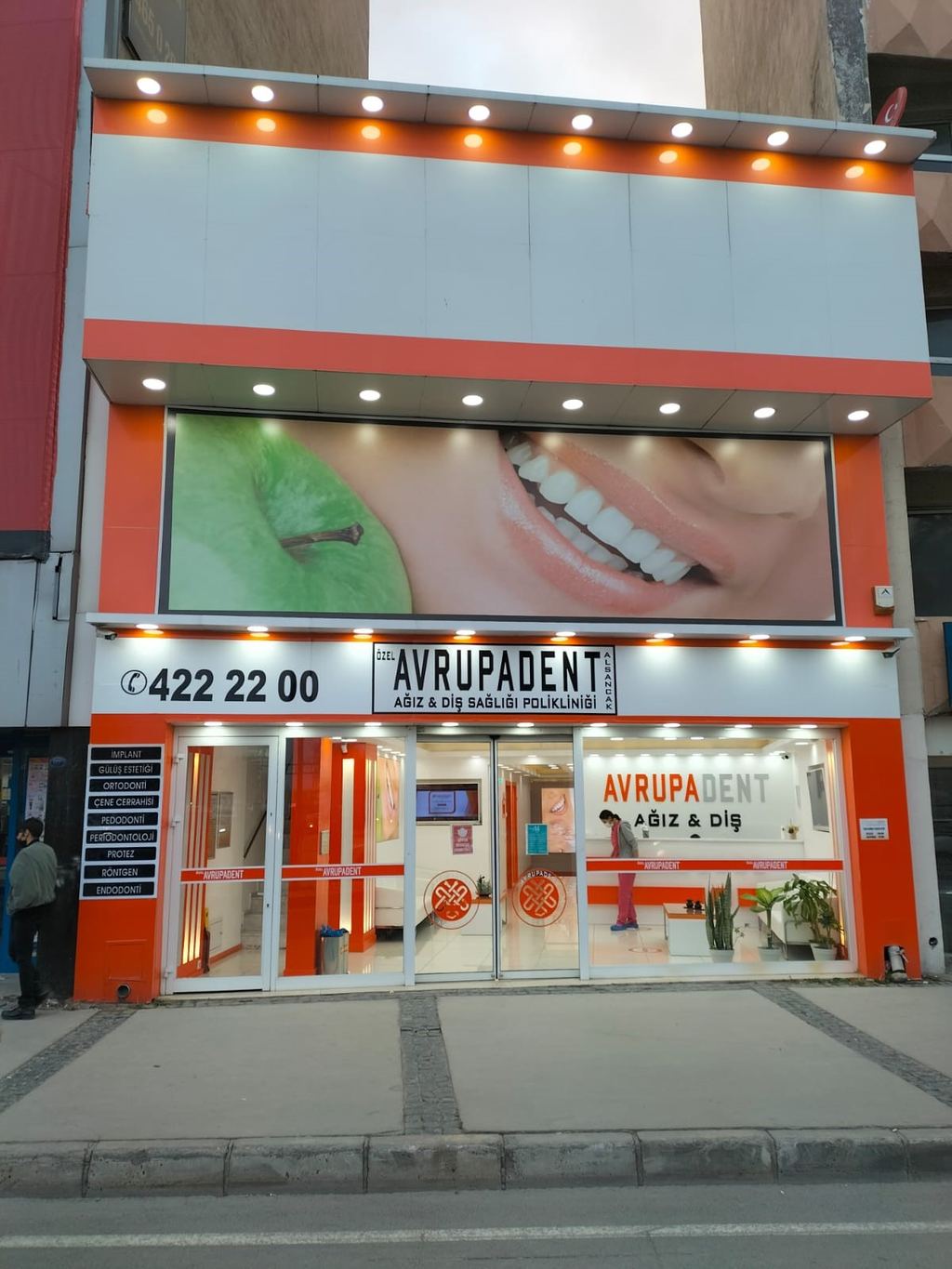 İzmir İmplant Tedavisi | Avrupadent Alsancak Diş Kliniği — Izmir, Turkey